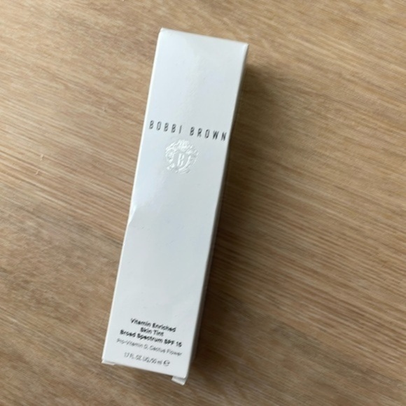 Bobbi Brown
Vitamin Enriched Hydrating Skin Tint SPF 15 with Hyaluronic Acid - Picture 1 of 3